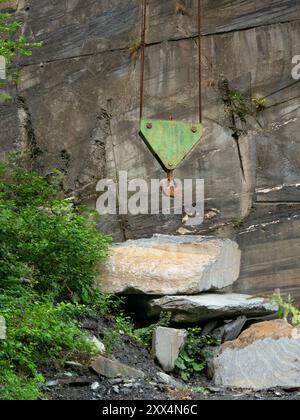 Rostiger Kranhaken im Marmorsteinbruch zum Heben von Felsblöcken : industrielle Schönheit der Apuanischen Alpen Stockfoto