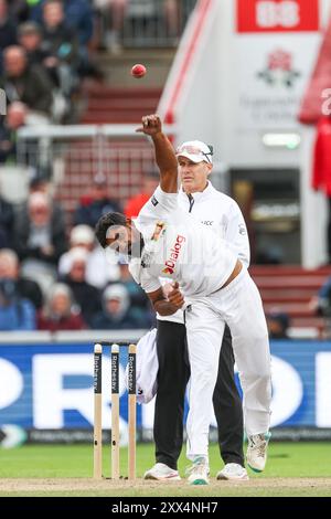 Manchester, Großbritannien. August 2024. #77, Prabath Jayasuriya aus Sri Lanka im Actionbowling während des Spiels der Rothesay International Test Match Series zwischen England und Sri Lanka im Emirates Old Trafford, Manchester, England am 22. August 2024. Foto von Stuart Leggett. Nur redaktionelle Verwendung, Lizenz für kommerzielle Nutzung erforderlich. Keine Verwendung bei Wetten, Spielen oder Publikationen eines einzelnen Clubs/einer Liga/eines Spielers. Quelle: UK Sports Pics Ltd/Alamy Live News Stockfoto