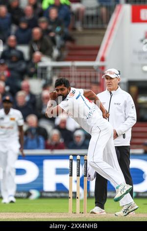 Manchester, Großbritannien. August 2024. #77, Prabath Jayasuriya aus Sri Lanka im Actionbowling während des Spiels der Rothesay International Test Match Series zwischen England und Sri Lanka im Emirates Old Trafford, Manchester, England am 22. August 2024. Foto von Stuart Leggett. Nur redaktionelle Verwendung, Lizenz für kommerzielle Nutzung erforderlich. Keine Verwendung bei Wetten, Spielen oder Publikationen eines einzelnen Clubs/einer Liga/eines Spielers. Quelle: UK Sports Pics Ltd/Alamy Live News Stockfoto