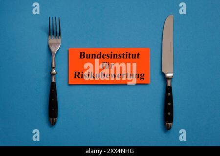 Besteck und Schriftzug Bundesinstitut für Risikobewertung Besteck und Schriftzug Bundesinstitut für Risikobewertung, 22.08.2024, Borkwalde, Brandenburg, auf einer blauen Unterlage befindet sich Besteck und der Schriftzug Bundesinstitut für Risikobewertung. *** Besteck und Schriftzug Bundesanstalt für Risikobewertung Besteck und Schriftzug Bundesanstalt für Risikobewertung, 22 08 2024, Borkwalde, Brandenburg, auf blauer Basis befindet sich Besteck und Schriftzug Bundesanstalt für Risikobewertung Stockfoto