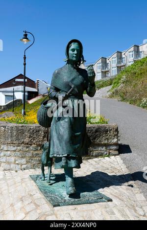 Die Statue von Mary Anning in Lyme Regis, Dorset Stockfoto