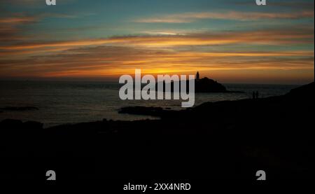 Sonnenuntergang über dem Godrevy Lighthouse von der Klippe nahe der Gwithian Küste, Cornwall, Großbritannien Stockfoto