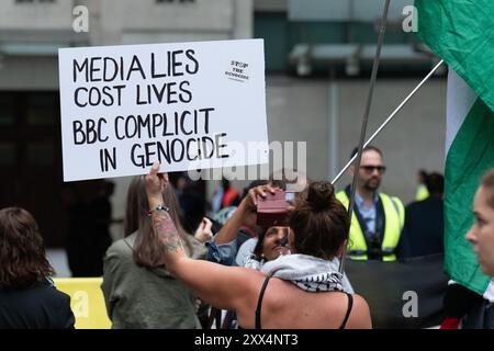London, Großbritannien. August 2024. Palästinensische Unterstützer protestieren vor dem Hauptquartier der BBC im Broadcasting House gegen die "voreingenommene" Berichterstattung der öffentlich-rechtlichen Rundfunkanstalten über Israels Krieg gegen Gaza, der sich jetzt im zehnten Monat befindet. Quelle: Ron Fassbender/Alamy Live News Stockfoto
