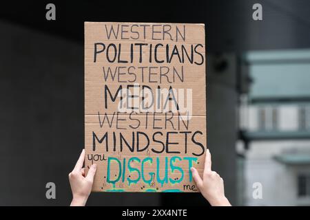 London, Großbritannien. August 2024. Ein Plakat, auf dem westliche Medien und Politiker verurteilt werden, wird hochgehalten, während palästinensische Anhänger vor dem Hauptquartier der BBC im Broadcasting House protestieren über die "voreingenommene" Berichterstattung der öffentlich-rechtlichen Rundfunkanstalten über Israels Krieg gegen Gaza, der sich jetzt im zehnten Monat befindet. Quelle: Ron Fassbender/Alamy Live News Stockfoto