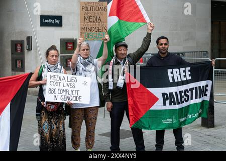 London, Großbritannien. August 2024. Palästinensische Unterstützer protestieren vor dem Hauptquartier der BBC im Broadcasting House gegen die "voreingenommene" Berichterstattung der öffentlich-rechtlichen Rundfunkanstalten über Israels Krieg gegen Gaza, der sich jetzt im zehnten Monat befindet. Quelle: Ron Fassbender/Alamy Live News Stockfoto