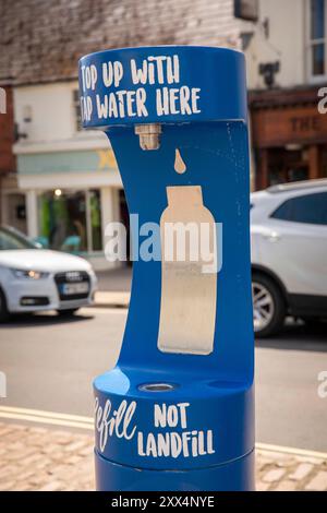 Großbritannien England, Dorset, Bridport, South Street, Buckydoo Square, Auffüllstation für Wasserflaschen Stockfoto