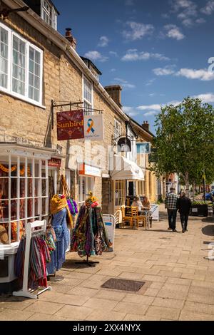 Großbritannien England, Dorset, Bridport, South Street, Geschäfte Stockfoto