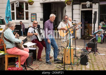 Großbritannien England, Dorset, Bridport, South Street, Buckydoo Square, Folk Musicians Spendensammlung für Folk Festival Stockfoto