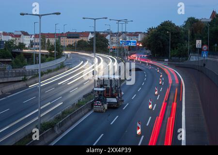 Berlin, Deutschland. August 2024. Bodenverdichter steht auf geschlossener Spur zur blauen Stunde in Berlin Credit: dpa/Alamy Live News Stockfoto