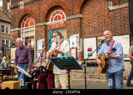 UK England, Dorset, Bridport, South Street, Buckydoo Square Folk Musicians Spendensammlung für Folk Festival Stockfoto