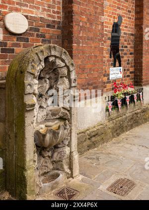 Großbritannien England, Dorset, Bridport, South Street, Town Hall, 1877 Wasserbrunnen Stockfoto