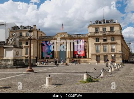 Hinterer Eingang der französischen Nationalversammlung und der Statue des Gesetzes in Paris, Frankreich. Stockfoto
