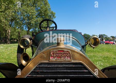 Peugeot Oldtimer bei der Old Timer Rally in Mont Valerien, Suresnes, Paris, Frankreich. Stockfoto