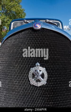 Nahaufnahme des Emblems auf dem Hotchkiss 686-Kühlergrill bei der Oldtimer-Rallye in Mont Valerien, Suresnes, Paris, Frankreich. Stockfoto