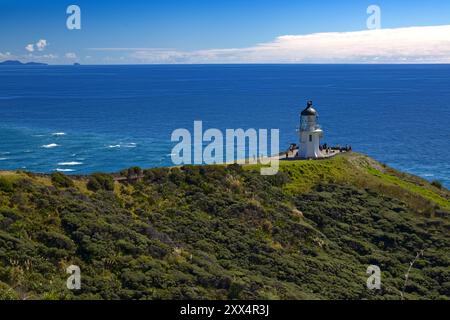 Cape Reinga Leuchtturm an der äußersten Nordspitze der Nordinsel, Neuseeland. Weit unterhalb der Tasmanischen See und des Pazifischen Ozeans kollidieren. Stockfoto