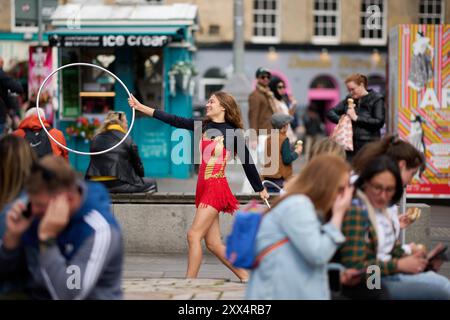 Edinburgh Schottland, Vereinigtes Königreich 22. August 2024. Straßenleben im Grassmarket während des Edinburgh Festivals. Credit sst/alamy Live News Stockfoto