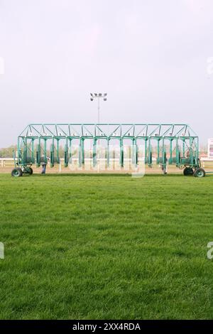 Leere Pferderennen, die auf Reiter warten. Grün gefärbtes Startfeld beim Start mit der Traktormaschine am hippodrom des Pferdes. E Stockfoto