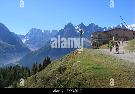 Seilbahnstation am Refuge de la Flegere im Naturschutzgebiet Aiguilles Rouge oberhalb von Chamonix, Frankreich. Mont Blanc Massiv dahinter. Stockfoto