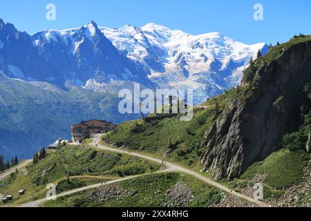 Seilbahnstation am Refuge de la Flegere im Naturschutzgebiet Aiguilles Rouge oberhalb von Chamonix, Frankreich. Mont Blanc Massiv dahinter. Stockfoto