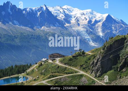 Seilbahnstation am Refuge de la Flegere im Naturschutzgebiet Aiguilles Rouge oberhalb von Chamonix, Frankreich. Mont Blanc Massiv dahinter. Stockfoto