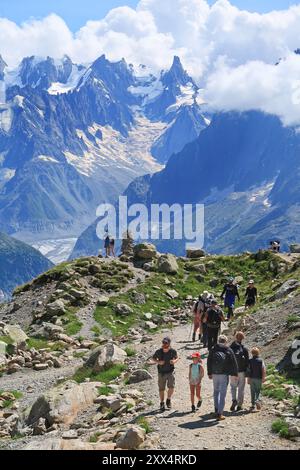 Sommerwandern in der Nähe des Lac Blanc im Naturschutzgebiet Aiguilles Rouge oberhalb von Chamonix, Frankreich. Gipfel des Mont Blanc-Massivs im Hintergrund. Stockfoto