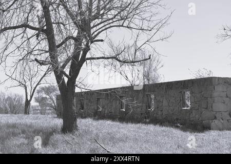 Alles, was von einer alten Tankstelle übrig geblieben ist, sind diese Mauern. Gelegen an der historischen Route 66 in Lawrence County, MO, USA Stockfoto