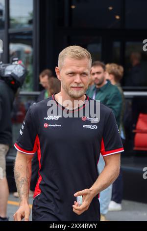 Zandvoort, Monte Carlo, Niederlande. August 2024. KEVIN MAGNUSSEN vom Haas Formel-1-Team kommt am Donnerstag zum Medientag des Großen Preises der Niederlande 2024 im Formel-1-Fahrerlager an (Foto: © Alexis Kahn/ZUMA Press Wire) NUR ZUR REDAKTIONELLEN VERWENDUNG! Nicht für kommerzielle ZWECKE! Stockfoto