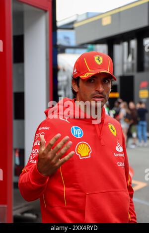 Zandvoort, Monte Carlo, Niederlande. August 2024. CARLOS SAINZ von Scuderia Ferrari im Formel-1-Fahrerlager Donnerstag zum Medientag des Großen Preises der Niederlande 2024 (Foto: © Alexis Kahn/ZUMA Press Wire) NUR REDAKTIONELLE VERWENDUNG! Nicht für kommerzielle ZWECKE! Stockfoto