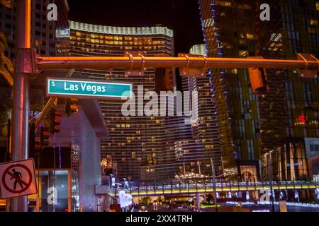 Das Straßenschild mit der Aufschrift Las Vegas mit dem Blick auf die Hotels am Las Vegas Strip, einer Unterhaltungsstadt der USA. Stockfoto