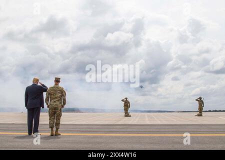 Präsident Donald J. Trump grüßt Soldaten, während er am 13. August neben Generalmajor Walter E. Piatt, dem Kommandeur der 10. Gebirgsdivision (LI), bei einer Demonstration von Luftangriffen und Kanonenangriffen in Fort Drum, New York, steht. Die Demonstration war Teil des Besuchs von Präsident Donald J. Trump bei der 10th Mountain Division (LI), um den National Defense Authorization Act von 2019 zu unterzeichnen, der die autorisierte Stärke der Armee im aktiven Dienst um 4.000 erhöht und es uns ermöglicht, kritische Fähigkeiten zur Unterstützung der National Defense Strategy einzusetzen. (Foto der US-Armee von Sgt. Thomas Scaggs) Stockfoto