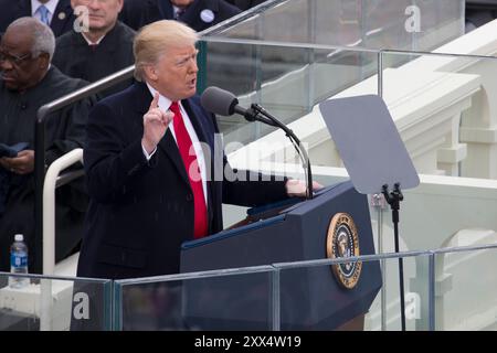 Präsident Donald J. Trumpf liefert seine Antrittsrede während der 58Th Presidential Inauguration des US-Capitol Building, Washington, D.C., Jan. 20, 2017. Mehr als 5.000 militärischen Mitgliedern aus über alle Niederlassungen der Streitkräfte der Vereinigten Staaten, einschließlich der Reserve und der National Guard Komponenten, sofern zeremoniellen Unterstützung und Verteidigung Unterstützung der zivilen Behörden bei der Eröffnungs-Periode. (DoD Foto von US Marine Corps Lance Cpl. Cristian L. Ricardo) Stockfoto