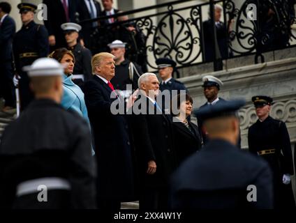 Us-Präsident Donald J. Trumpf, US-Vizepräsident Michael R. Pence, und ihre Ehepartner Angebot ehemaliger Präsident Barack Obama Abschied während der abschiedszeremonie nach dem 58Th Presidential Inauguration in Washington, D.C., Jan. 20, 2017. Mehr als 5.000 militärischen Mitgliedern aus über alle Niederlassungen der Streitkräfte der Vereinigten Staaten, einschließlich der Reserve und der National Guard Komponenten, sofern zeremoniellen Unterstützung und Verteidigung Unterstützung der zivilen Behörden bei der Eröffnungs-Periode. (DoD Foto von US Air Force Staff Sgt. Marianique Santos) Stockfoto