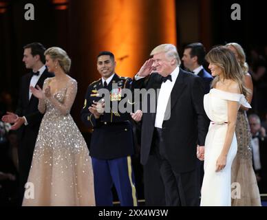 Präsident Donald J. Trump (und Melania Trump) grüßt Mitglieder des Militärs beim Salute to our Armed Services Ball im National Building Museum, Washington, D.C., 20. Januar 2017. Die Veranstaltung, einer von drei offiziellen Bälle, die anlässlich der 58. Amtseinführung des Präsidenten stattfanden, zollte Mitgliedern aller Zweige der Streitkräfte der Vereinigten Staaten sowie Ersthelfern und Notfallpersonal Tribut. (DOD-Foto von U.S. Army Sgt. Kalie Jones) Stockfoto