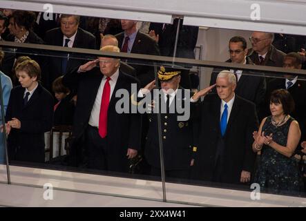 Präsident Donald J. Trumpf, Stabschef der Armee, General Mark A. Milley und Vizepräsident Michael R. Pence, Salute, die Mitglieder der United States Army während der 58 Präsidentschafts-einweihung Parade in Washington D.C., Jan. 20, 2017. Mehr als 5.000 militärischen Mitgliedern aus über alle Niederlassungen der Streitkräfte der Vereinigten Staaten, einschließlich der Reserve und der National Guard Komponenten, sofern zeremoniellen Unterstützung und Verteidigung Unterstützung der zivilen Behörden bei der Eröffnungs-Periode. (DoD Foto von US Air Force Tech. Sgt. Trevor Tiernan) Stockfoto