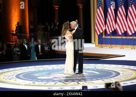 Präsident Donald J. Trumpf und die erste Dame Melania Trump führen Ihre erste Tanz an der Gruß an unsere Streitkräfte Ball im National Building Museum, Washington, D.C., Jan. 20, 2017. Die Veranstaltung, eine der drei offiziellen Bälle in der Feier der 58. Präsidentschafts-einweihung hielt, würdigte die Mitglieder aller Zweige der Streitkräfte der Vereinigten Staaten, sowie Rettungsdienste und Einsatzkräfte. (DoD Foto von U.S. Army Sgt. Kalie Jones) Stockfoto