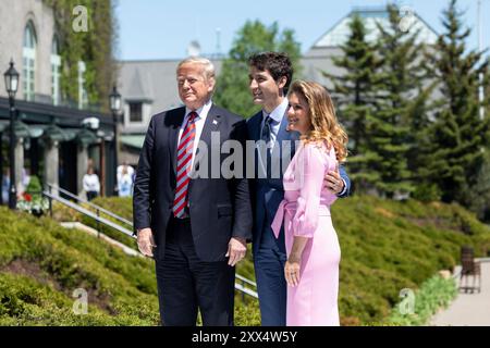 Präsident Donald J. Trump trifft am Freitag, den 8. Juni 2018 bei der offiziellen Begrüßung der G-7 ein und wird vom kanadischen Premierminister Justin Trudeau und seiner Frau Sophie Gregoire Trudeau im Fairmont Le Manoir Richelieu in Charlevoix, Kanada, begrüßt. (Offizielles Foto des Weißen Hauses von Shealah Craighead) Stockfoto