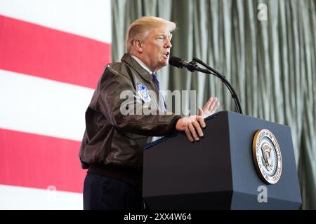 Präsident Donald J. Trump überbringt am Sonntag, den 5. November 2017, in Tokio eine Rede vor den Truppen auf der Yokota Air Base. Japan. First Lady Melania Trump nimmt Teil. (Offizielles Foto des Weißen Hauses von Shealah Craighead) Stockfoto