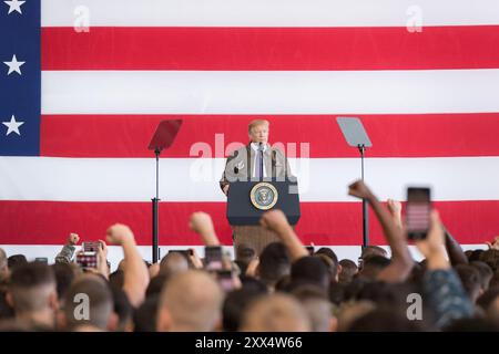 Präsident Donald J. Trump hält Bemerkungen auf dem Luftwaffenstützpunkt Yokota | 5. November 2017 (Offizielles Foto des Weißen Hauses von Andrea Hanks) Stockfoto
