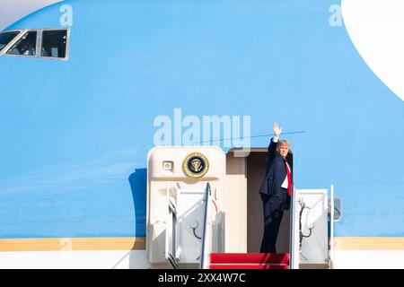 Präsident Donald J. Trump winkt, als er an Bord der Air Force One auf der Joint Base Andrews, MD Montag, 1. Oktober 2018 (Offizielle Fotos des Weißen Hauses von Joyce N. Boghosian) Stockfoto