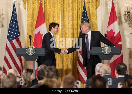 Präsident Donald Trump und der kanadische Premierminister Justin Trudeau halten am Montag, den 13. Februar 2017, eine gemeinsame Pressekonferenz im East Room des Weißen Hauses ab. (Offizielles Foto des Weißen Hauses von Benjamin D. Applebaum) Stockfoto