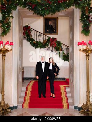 Frohe Weihnachten von Präsident Donald J. Trump und First Lady Melania Trump. 10. Dezember, in ihrem offiziellen Weihnachtsporträt 2020, auf der Großen Treppe des Weißen Hauses in Washington, D.C. (Offizielles Foto des Weißen Hauses von Andrea Hanks) Stockfoto