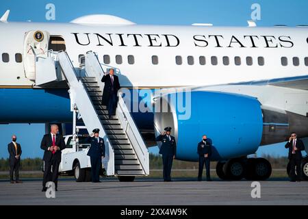Präsident Donald J. Trump landet am Bemidji Regional Airport in Bemidji, Minn. Freitag, 18. September 2020, und wird von Gästen und Unterstützern begrüßt. (Offizielles Foto des Weißen Hauses von Tia Dufour) Stockfoto