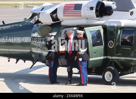 Präsident Donald Trump begrüßt US-Marines mit der Präsidentengarde Detail während seiner ersten Übersee Rede zu den Truppen an der Naval Air Station Sigonella, Italien, 27. Mai 2017. Trump reiste nach Sizilien, um dem G7-Gipfel und Treffen mit anderen weltweit führenden, italienischen Ministerpräsidenten Paolo Gentiloni aufzunehmen. NASSIG ist ein strategisch günstig gelegenen Ausgangspunkt in der Lage, eine Reihe von Operationen die Matrosen, Flieger, Soldaten und Marines mit speziellen Zweck Marine Air-Ground Task Force – Crisis Response-Afrika beherbergt. (U.S. Marine Corps Foto von Sgt. Samuel Guerra/freigegeben) Stockfoto