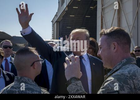 Präsident Donald J. Trumpf Wellen zu Service Mitglieder und ihre Familien bei der Ankunft in Japan, Nov. 5, 2017, in Yokota Air Base, Japan. Dies war das erste Mal, Trump Japan besucht als Präsident. (U.S. Air Force Foto von älteren Flieger Donald Hudson) Stockfoto