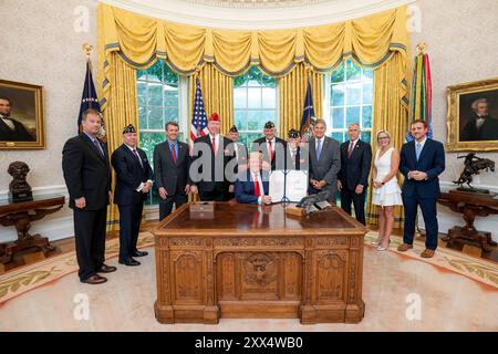 Präsident Donald J. Trump unterzeichnete S. 504, den Let Everybody Get Engagements in Opportunities for National Service (Legion) Act am Dienstag, den 30. Juli 2019, im Oval Office des Weißen Hauses. (Offizielles Foto des Weißen Hauses von Tia Dufour) Stockfoto