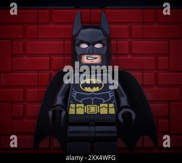Tambow, Russische Föderation - 21. August 2024 Porträt der Minifigur Lego Batman vor rotem Backsteinmauerhintergrund. Stockfoto