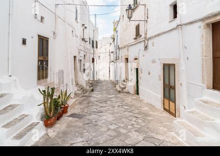 Charakteristische enge Gassen im historischen Zentrum von Ostuni, weiße Stadt in Apulien, Provinz Brindisi, Italien Stockfoto