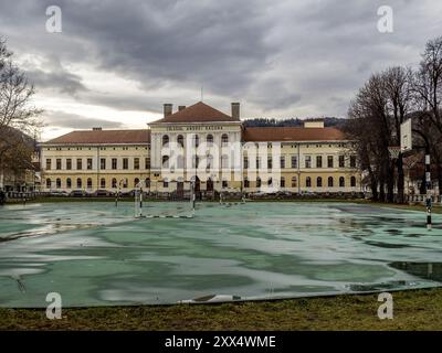 Majestätisches Gebäude und Sportplatz, Brasov, Rumänien. Stockfoto