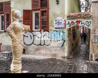 Die Statue der Seildame am Eingang zur Strada Sforii, Brasov, Rumänien. Stockfoto