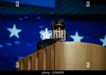 Stevie Wonder tritt am Mittwoch, den 21. August 2024, auf der Democratic National Convention 2024 in Chicago, Illinois, USA, im United Center auf. Quelle: Annabelle Gordon/CNP /MediaPunch Stockfoto